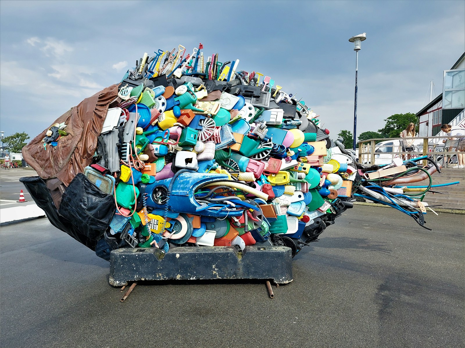 a large pile of assorted items sitting on the back of a truck